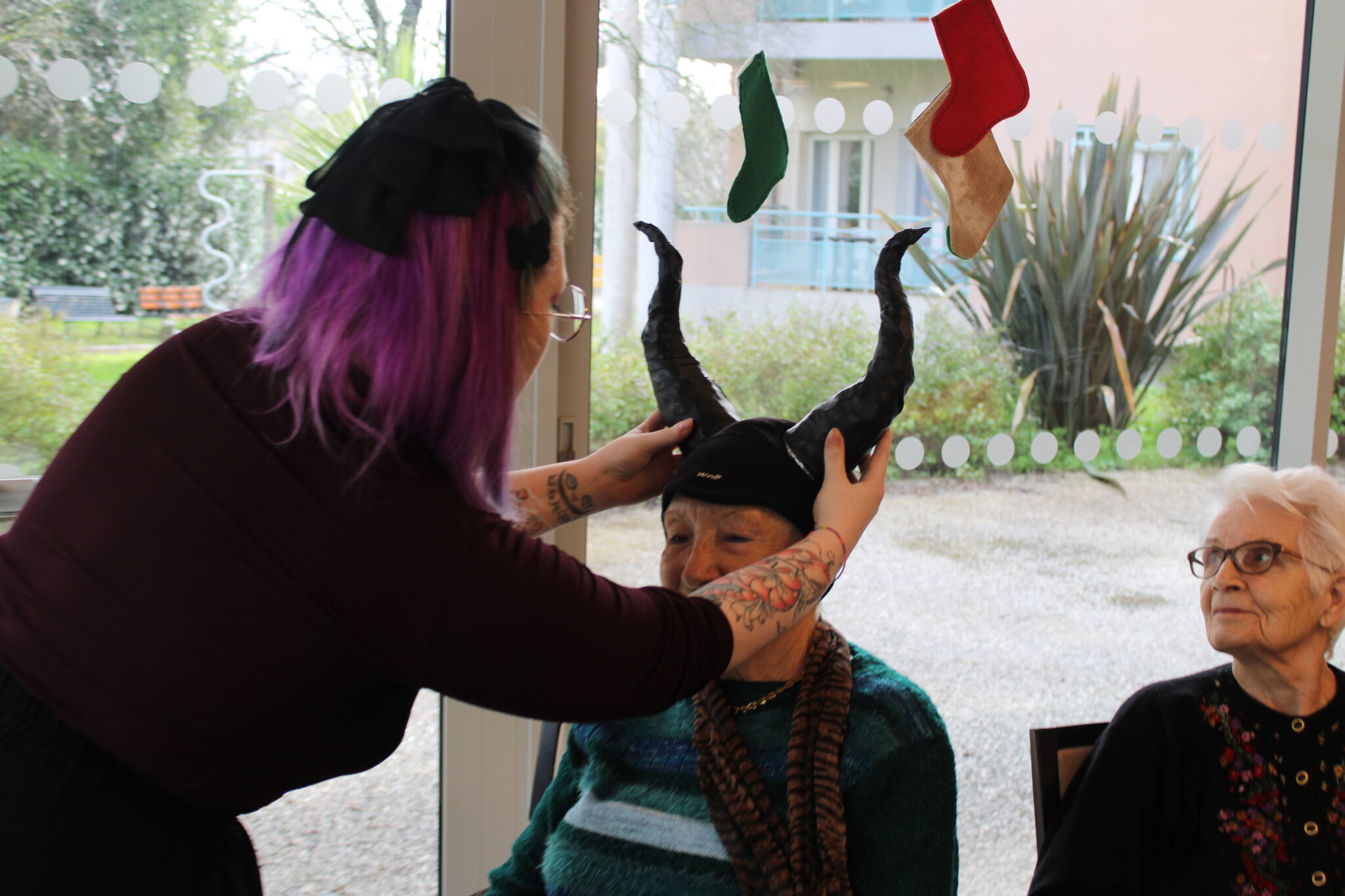 Audrey Machel cosplayeuse professionnelle lors d'une séance de création Silver Cosplay avec les habitants des Jardins de la Garenne, Angoulême
